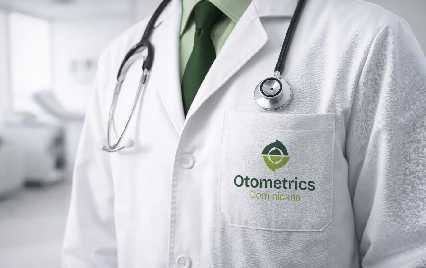 Médico con bata blanca y logo de Otometrics Dominicana